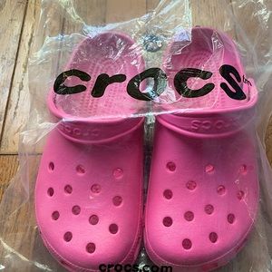 Free shipping NEW Adorable pink Crocs! 💕 Womens 7